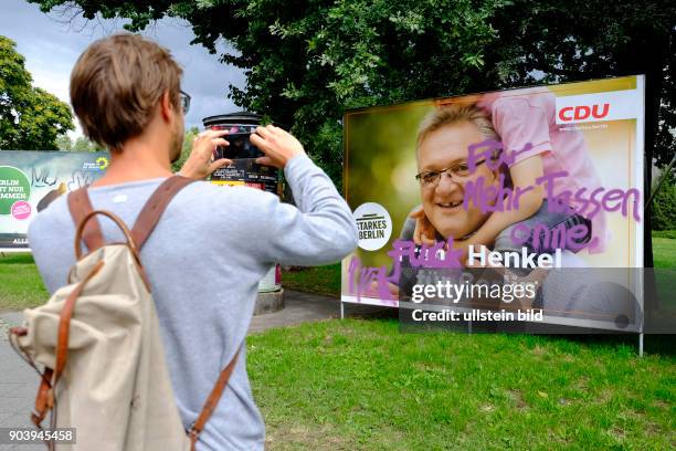 Für mehr Tassen ohne Henkel - Beschmiertes Wahlplakat der CDU mit Spitzenkandidat Frank Henkel an der Prenzlauer Allee in Berlin-Prenzlauer Berg