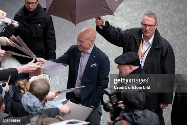 Schauspieler Patrick Stewart gibt Autogramme bei seiner Ankunft am Hotel Hyatt anlässlich der Präsentation des Films LOGAN bei der 67. Berlinale