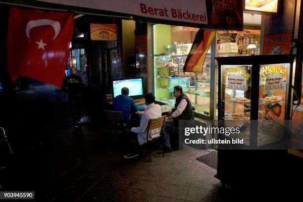 Fußballfans verfolgen das Spiel Türkei gegen Spanien anlässlich der Fußball-Europameisterschaft 2016 vor einer türkischen Bäckerei in der Badstrasse...