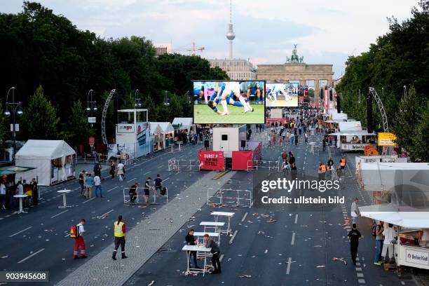 Leere Fanmeile auf der Straße des 17. Juni am Brandenburger Tor in Berlin nach dem Spiel Deutschland - Nordirland anlässlich der...