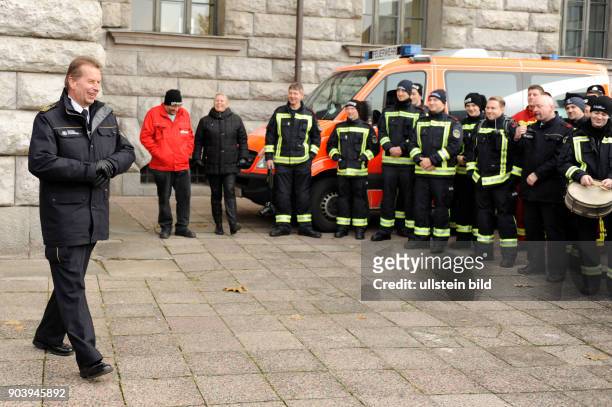 Landesbranddirektor Wilfried Gräfling bei einer Kundgebung von Feuerwehrleuten der Berliner Berufsfeuerwehr für mehr Personal. Aufgerufen zum Protest...