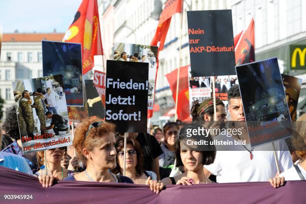 Proteste linker Gruppen gegen das Vorgehen der türkischen Regierung unter Präsident Erdogan nach dem gescheiterten Putschversuch in Berlin-Neukölln...