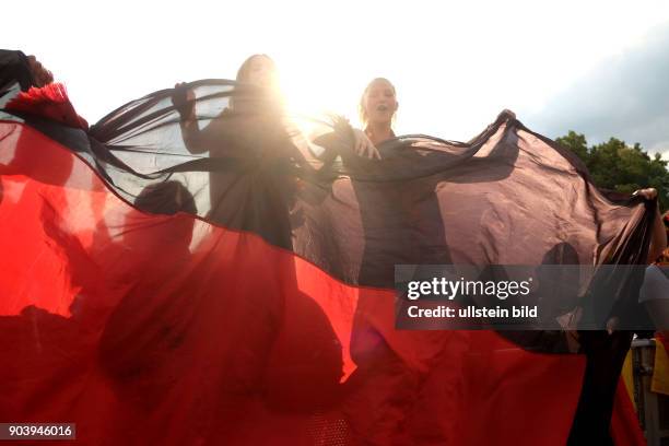 Deutsche Fussballfans beim Public Viewing während des Spiels Deutschland - Nordirland anlässlich der Fußball-Europameisterschaft 2016 e in Berlin