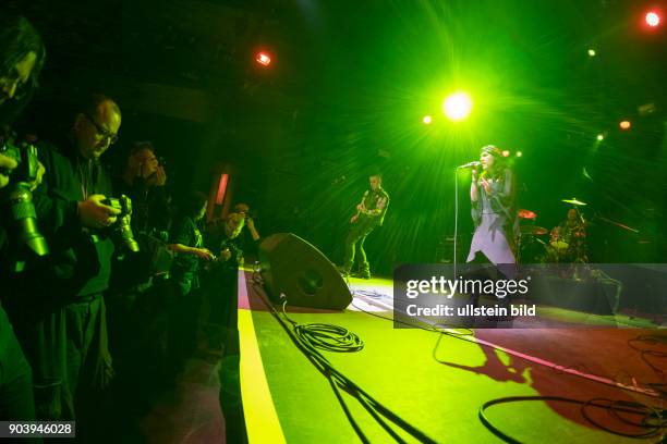 Sängerin Eveghost mit Gitarrist Steven James und Schlagzeuger Robert Sullen während eines Auftritts auf dem 25. Wave-Gotik-Treffens in Leipzig