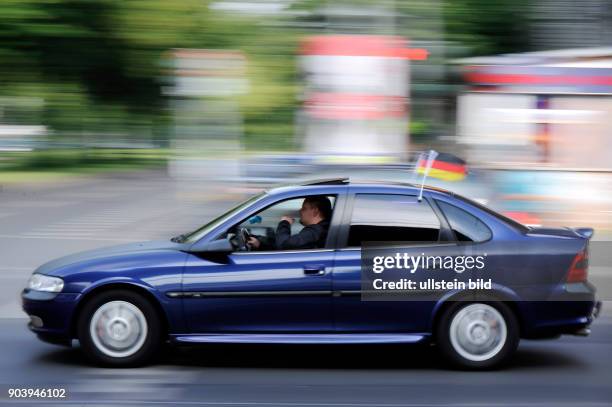 Anlässlich der UEFA Fußball-Europameisterschaft 2016 fahren Autos mit Deutschlandfahne durch Berlin