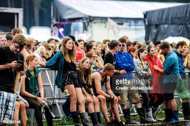 Besucher warten im Regen auf den Auftritt des Bands auf dem Hurricane-Festival 2016 in Scheeßel. Durch Starkregen, Gewitter und Sturm sind mehr als...