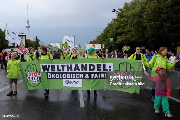 Demonstration im Rahmen des bundesweiten Aktionstages gegen gegen die Handelsabkommen TTIP und Ceta in Berlin