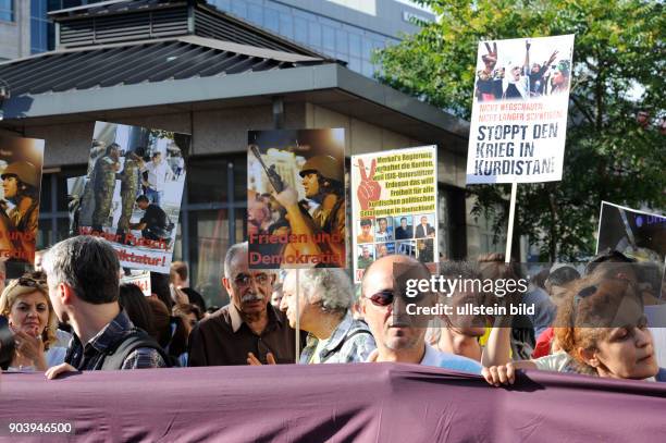 Proteste linker Gruppen gegen das Vorgehen der türkischen Regierung unter Präsident Erdogan nach dem gescheiterten Putschversuch in Berlin-Neukölln...