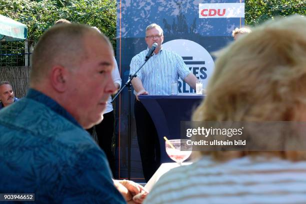Spitzenkandidat Frank Henkel und Kandidat David Paul auf dem Kiezfest des CDU-Ortsverbands Greifswalder Straße in Berlin-Prenzlauer Berg