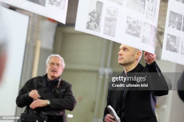 Fotograf Tobias Seeliger bei der Präsentation des Buches -Firefighters- auf der Feuerwache Prenzlauer Berg