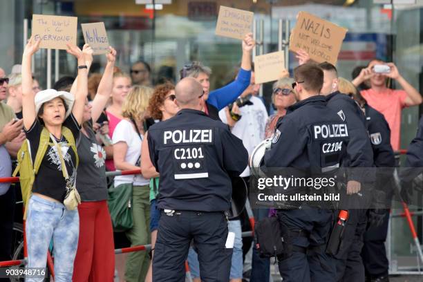 Linken Gegendemonstranten werden bei der Demonstration von Rechtspopulisten und rechten Gruppierungen unter dem Motto: MERKEL MUSS WEG in Berlin von...