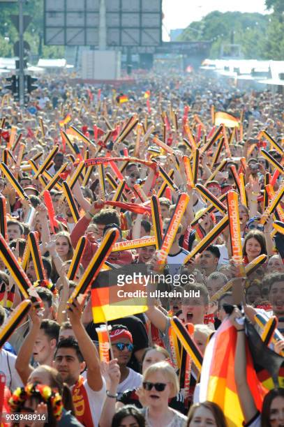 Fußballfans verfolgen das Spiel Deutschland - Nordirland anlässlich der Fußball-Europameisterschaft 2016 auf der Fanmeile am Brandenburger Tor in...