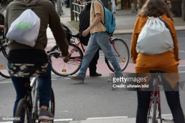Fahrradfahrer und Fußgänger an der Kreuzung Wichertstraße / Schönhauser Allee in Berlin-Prenzlauer Berg