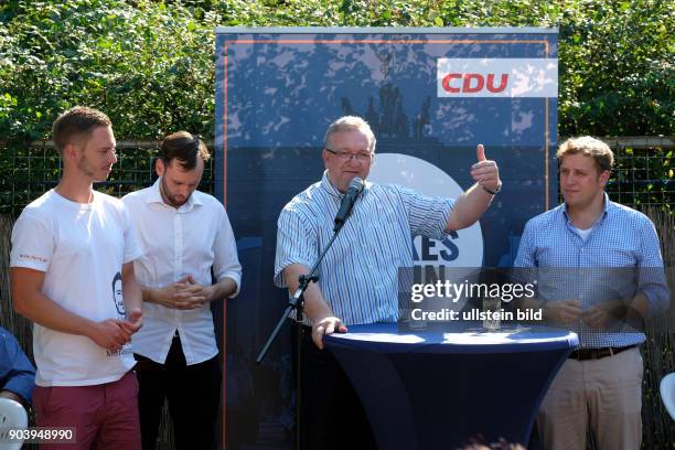 Kandidat David Paul, Dr. Torsten Kühne, Spitzenkandidat Frank Henkel und Dr. Gottfried Ludewig auf dem Kiezfest des CDU-Ortsverbands Greifswalder...