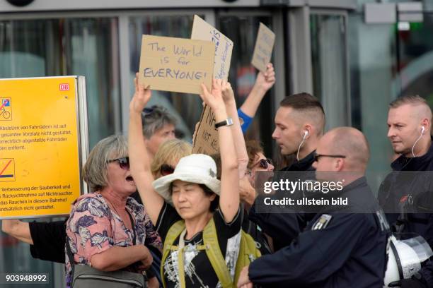 Linken Gegendemonstranten werden bei der Demonstration von Rechtspopulisten und rechten Gruppierungen unter dem Motto: MERKEL MUSS WEG in Berlin von...