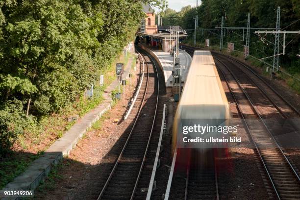 Berliner S-Bahn bei der Einfahrt aus dem Bahnhof Prenzlauer Allee