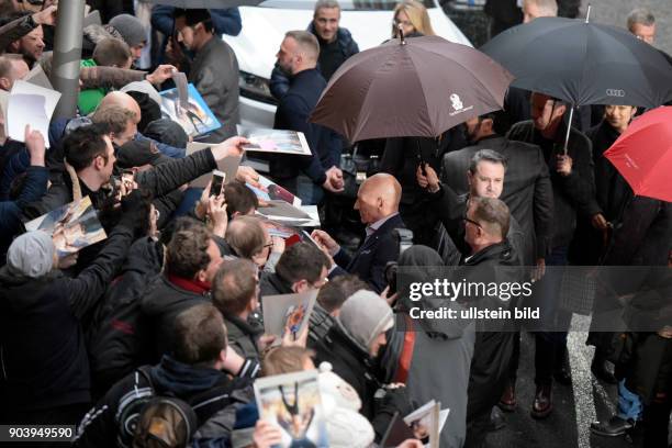 Schauspieler Patrick Stewart gibt Autogramme bei seiner Ankunft am Hotel Hyatt anlässlich der Präsentation des Films LOGAN bei der 67. Berlinale