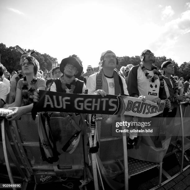 Fußballfans verfolgen das Spiel Deutschland - Nordirland anlässlich der Fußball-Europameisterschaft 2016 auf der Fanmeile am Brandenburger Tor in...