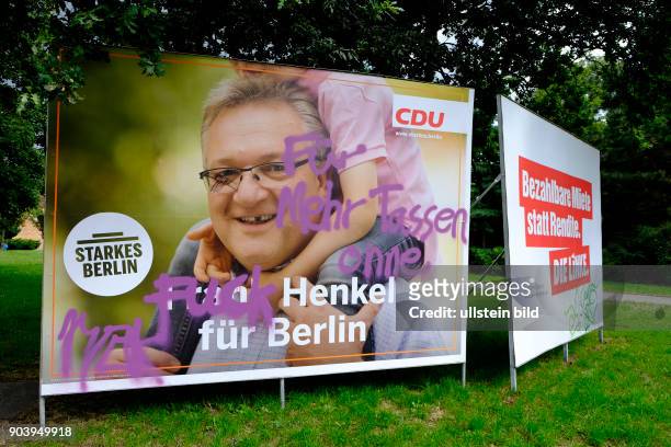Für mehr Tassen ohne Henkel - Beschmiertes Wahlplakat der CDU mit Spitzenkandidat Frank Henkel an der Prenzlauer Allee in Berlin-Prenzlauer Berg
