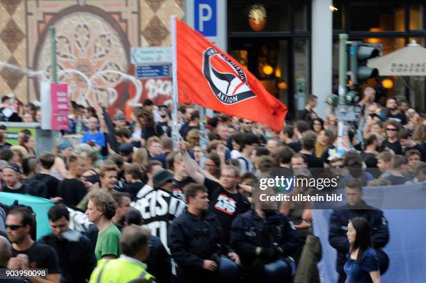 Demonstration unter dem Motto -AfD Stoppen- zieht durch den Berliner Stadtteil Prenzlauer Berg