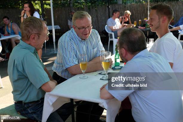 Spitzenkandidat Frank Henkel und Kandidat David Paul sprechen mit Besuchern des Kiezfestes des CDU-Ortsverbands Greifswalder Straße in...