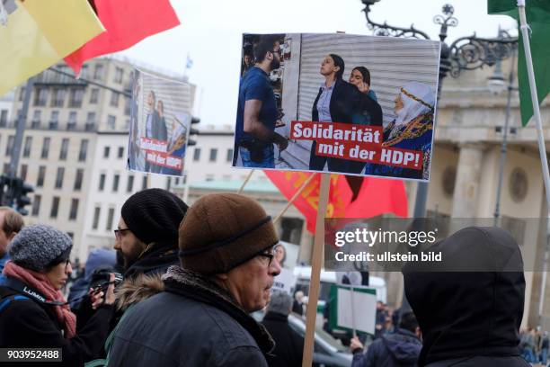 Anhänger und Symphatisanten der kurdischen Partei HDP demonstrieren am Tag der Menschenrechte in Berlin gegen die Inhaftierung ihrer...