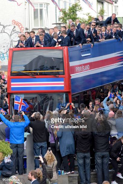 Fußball-Europameisterschaft 2016 - Nach dem Ausscheiden der isländsichen Nationalmannschaft im Viertelfinale gegen Frankreich, begrüßen die Fans die...