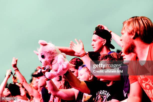 Besucher zum Hurricane-Festival 2016 in Scheeßel. Durch Starkregen, Gewitter und Sturm sind mehr als Hälfte der Bands ausgefallen. Feuerwehr und THW...