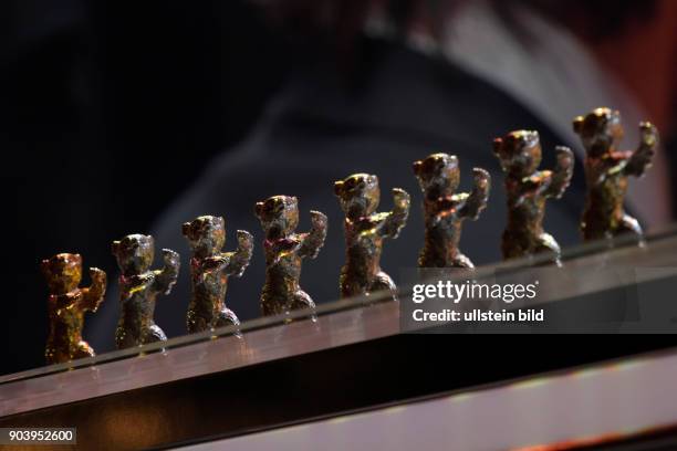 Der Goldene und die Silbernen Bären Bären der 67. Internationalen Filmfestspiele stehen anlässlich der Filmpreisverleihung bereit