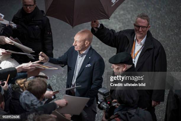 Schauspieler Patrick Stewart gibt Autogramme bei seiner Ankunft am Hotel Hyatt anlässlich der Präsentation des Films LOGAN bei der 67. Berlinale