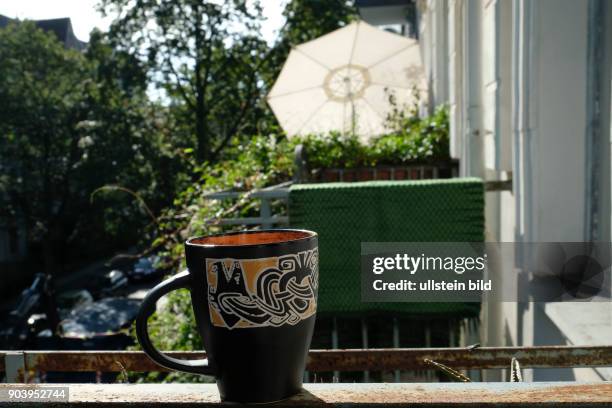 Tasse Kaffee auf einem Balkon in Berlin-Pankow