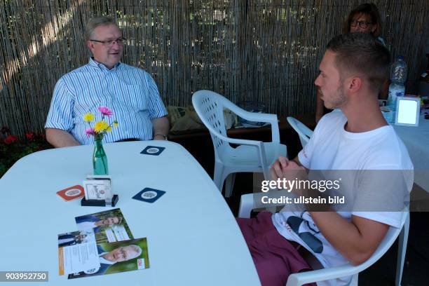 Spitzenkandidat Frank Henkel und Kandidat David Paul auf dem Kiezfest des CDU-Ortsverbands Greifswalder Straße in Berlin-Prenzlauer Berg