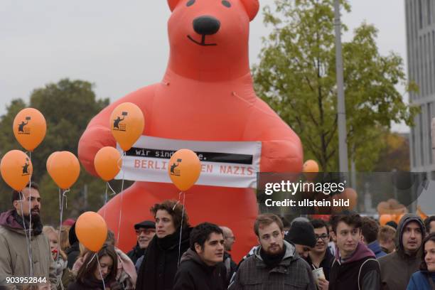 Linke Gruppen demonstrieren gegen eine Demonstration von Rechtspopulisten und Rechtsradikalen in Berlin unter dem Motto MERKEL MUSS WEG