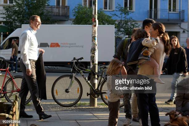 Berlins Regierender Bürgermeister Michael Müller am Rande eines Fotoshooting für seine Wahlkampagne auf der Oderberger Strasse in Berlin-Prenzlauer...