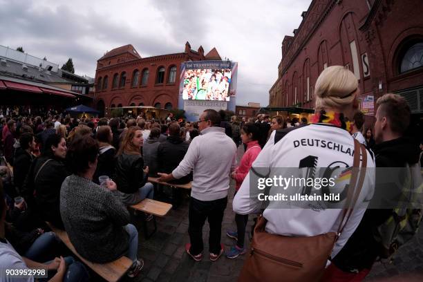 Deutsche Fussballfans beim Public Viewing in der Kulturbrauerei in Prenzlauer Berg anlässlich der Fußball-Europameisterschaft 2016 in Berlin