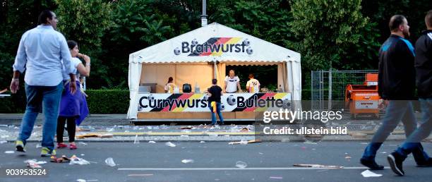 Würstchenbude auf der Fanmeile auf der Straße des 17. Juni am Brandenburger Tor in Berlin nach dem Spiel Deutschland - Nordirland anlässlich der...