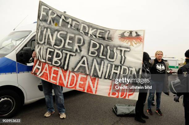 Rechtspopulisten und Rechtsradikale protestieren in Berlin unter dem Motto MERKEL MUSS WEG