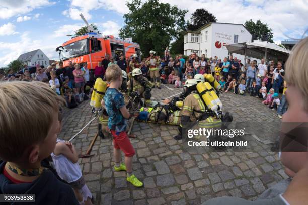 Anlässlich des 112-jährigen Bestehens der Freiwilligen Feuerwehr Berlin Karow führen Kollegen der Feuerwache Prenzlauer Berg eine ANTS-Übung vor