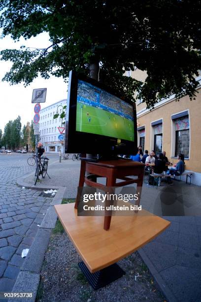 Fußballfans verfolgen das Eröffnungsspiel Frankreich gegen Rumänien anlässlich der Fußball-Europameisterschaft 2016 im Freisitz einer Bar in der...