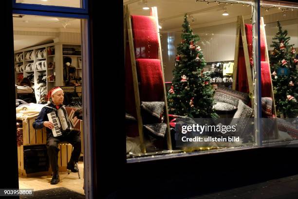 Traditionell geht am erst kurz vor dem Weihnachtsfest einkaufen. Am letzten Tag vor Weihnachten herscht geschäftiges Treiben in den Geschäften der...