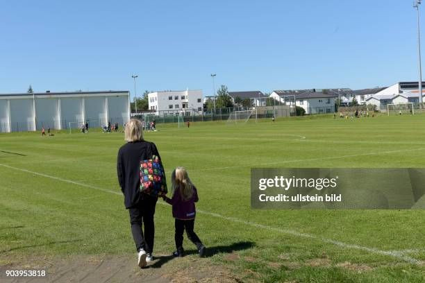 Mutter mit Tochter am Stadion und Fußballplatz Alvogenvöllurinn - Reykjavik