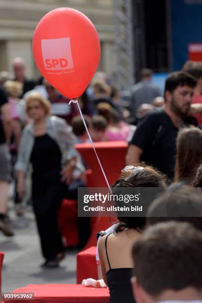 Parteianhänger und Unterstützer auf dem Sommerfest der Berliner SPD im Vorfeld der Wahlen zum Berliner Abgeordnetenhaus