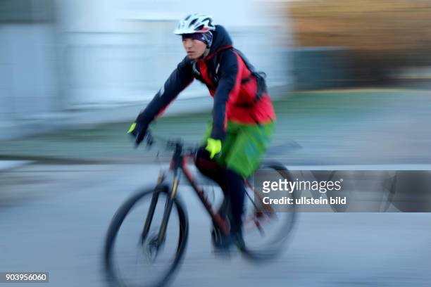 Fahrradfahrer fährt mit hoher Geschwindigkeit durch Berlin
