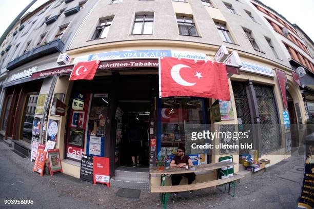 Türkische Flaggen vor einem Geschäft in Berlin-Kreuzberg anlässlich des Spiels Türkei-Kroatien der Fußball-Europameisterschaft 2016