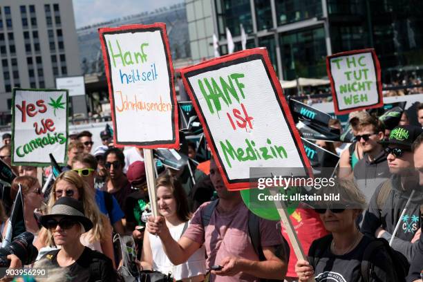 Demonstranten fordern mit der 20. Hanfparade in Berlin die Legalisierung von Cannabis