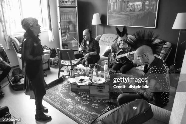 Proben Backstage vor eines Auftritts auf dem 25. Wave-Gotik-Treffens in Leipzig