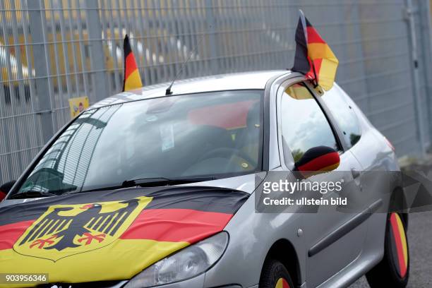 Schwarz-rot-gold geschmücktes Auto in Berlin-Lichtenberg anlässlich der Fußball-Europameisterschaft 2016