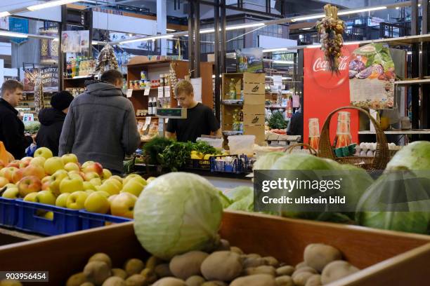 Obst-und Gemüsestand auf dem Markt in der Jahrhunderthalle in Wroclaw/Breslau