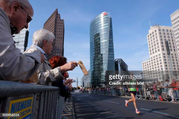 Zuschauer feuern die Läufer auf dem Berlin-Marathon 2016 entlang der Laufstrecke an