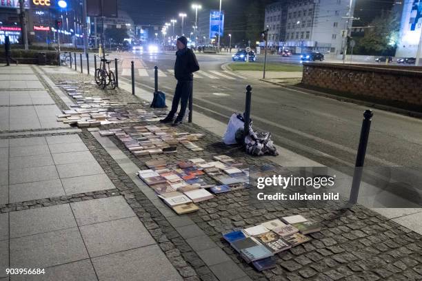 Straßenhändler verkauft Bücher an der belebten Ul. Kazimierza Wielkiego in Wroclaw/Breslau